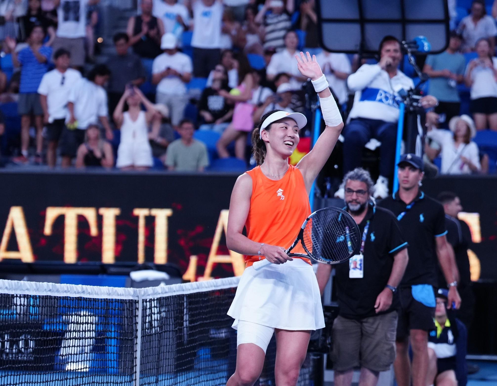 又美又能打！王欣瑜2-0复仇+首进澳网16强：中国莎娃挥手微笑真甜